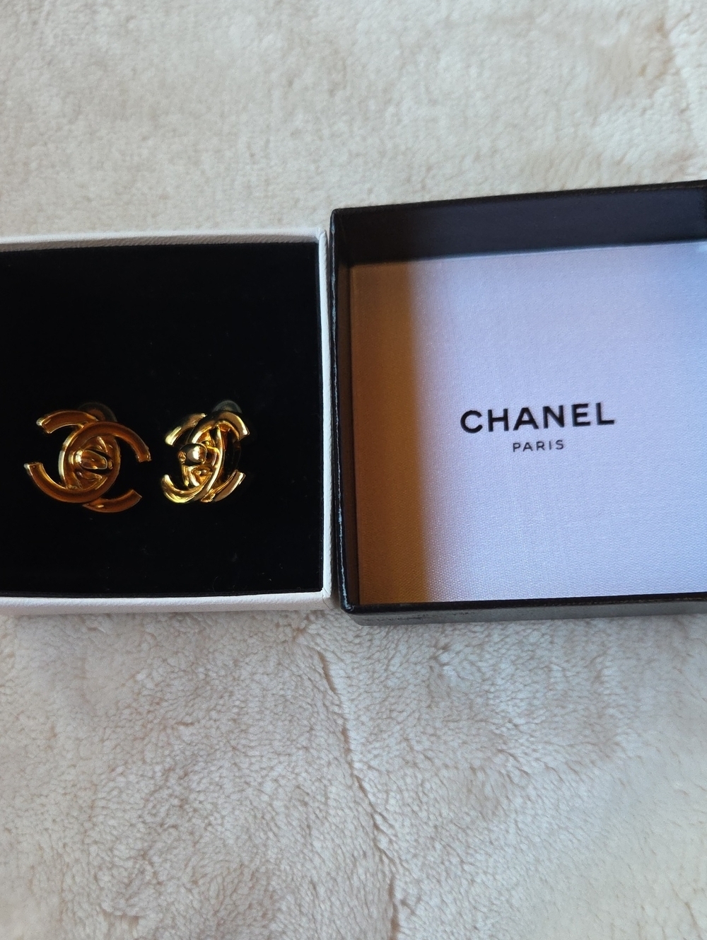 CHANEL Gold Interlocking CC Clip-On Earrings - Shiny Gold - Picture 2 of 8